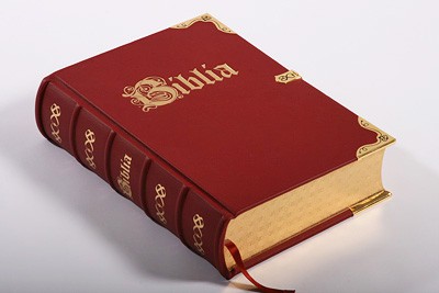 Novodobá biblia v latinskom jazyku.